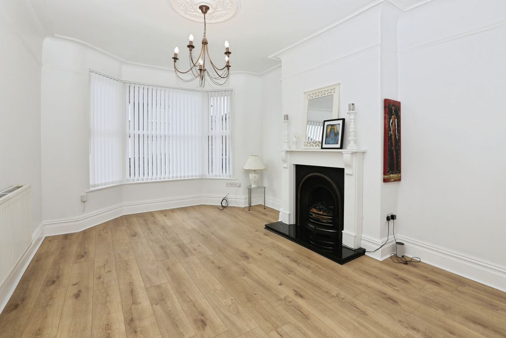 Property photo 2 of 18 Lounge