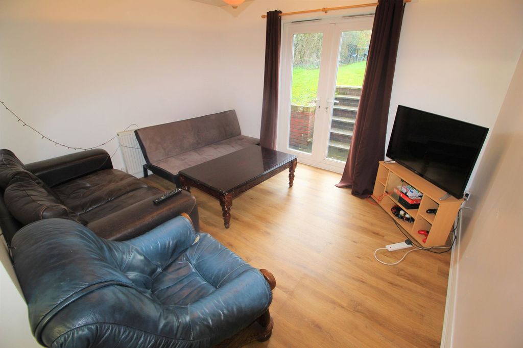 Property photo 3 of 9 Lounge