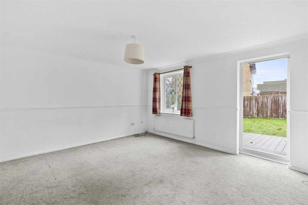 Property photo 3 of 11 84 Marlow Rd, Hp11 1th-7.Jpg