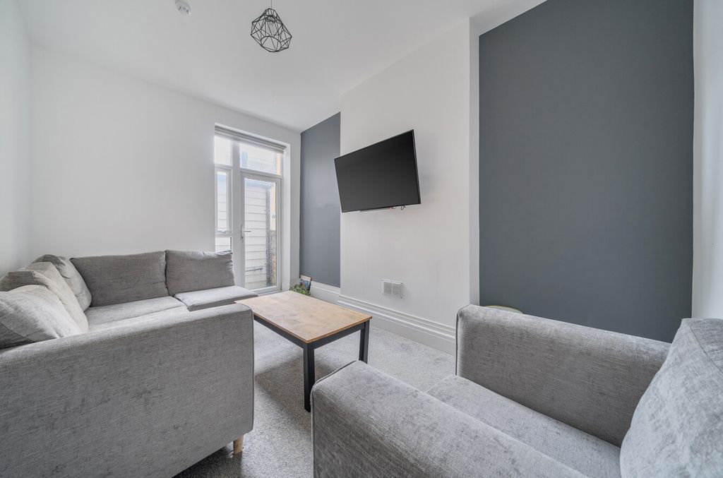 Property photo 2 of 11 1404214-9-69820B7...