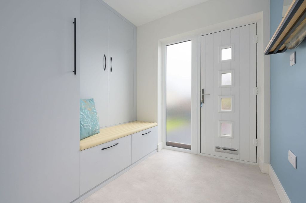 Property photo 3 of 32