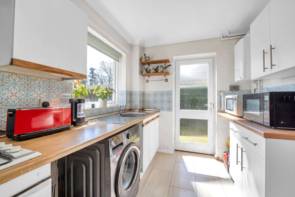 Property photo 3 of 11 Kitchen