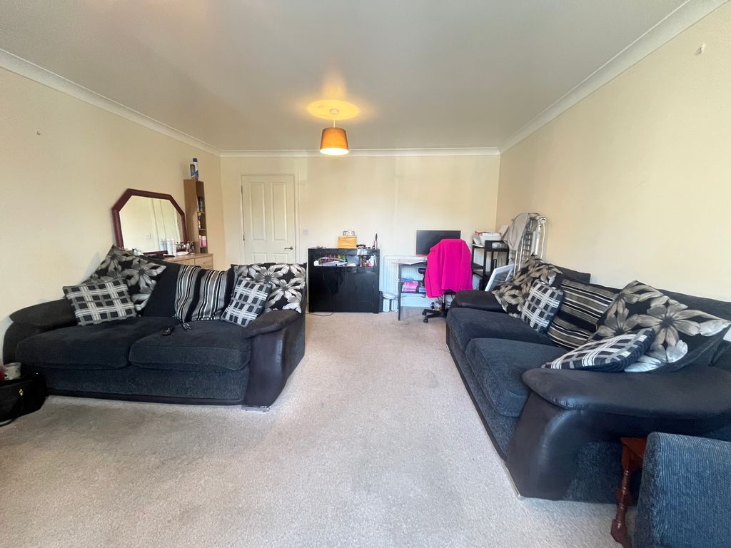 Property photo 3 of 11 Living Room