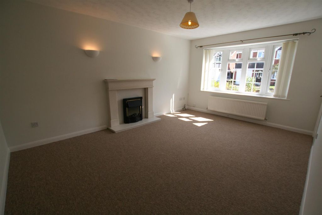 Property photo 3 of 7 Lobeliaclose,20Lounge.Jpg