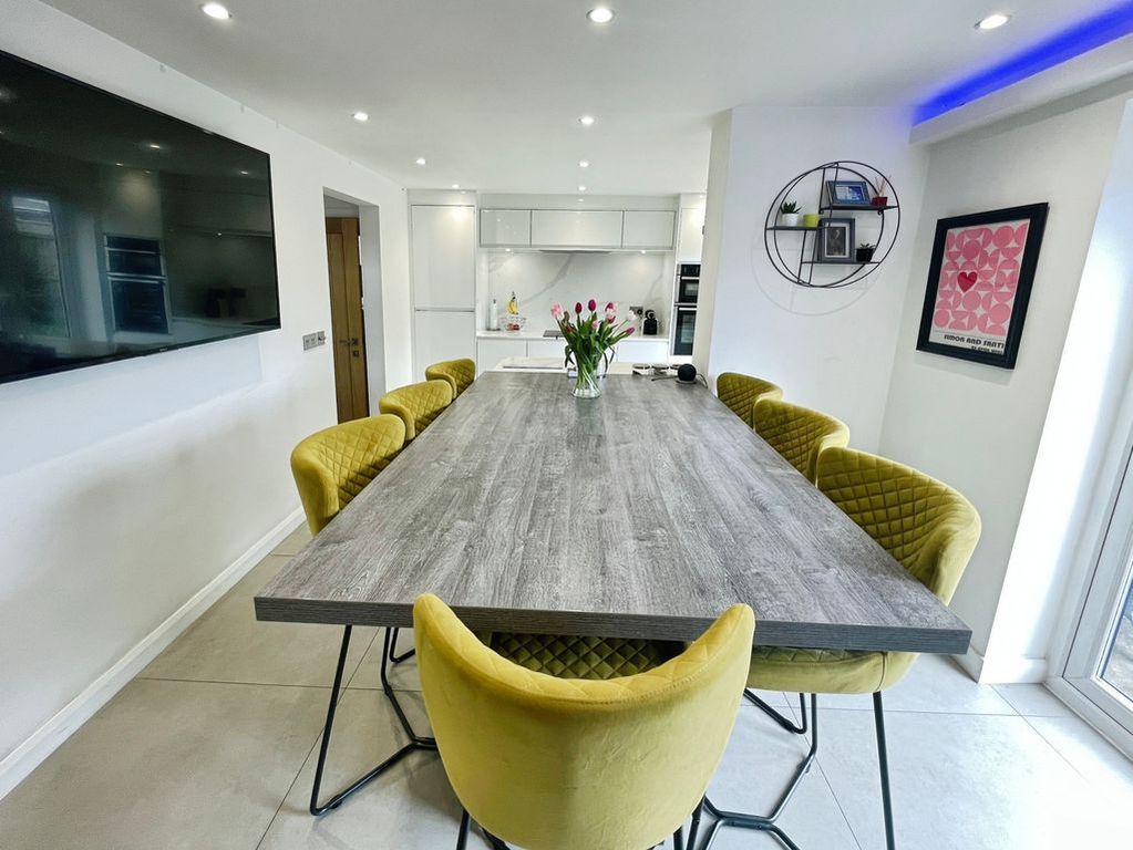 Property photo 3 of 28 Dining Kitchen
