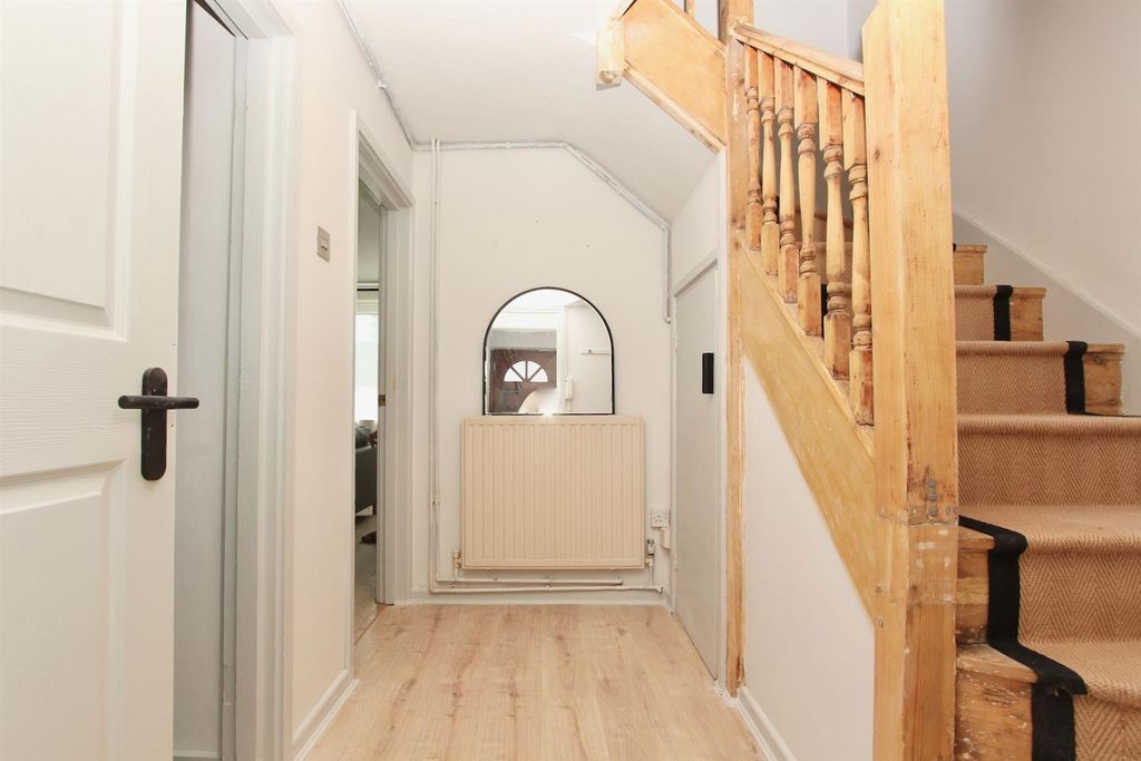 Property photo 3 of 15 Grove Crescent Road, N15