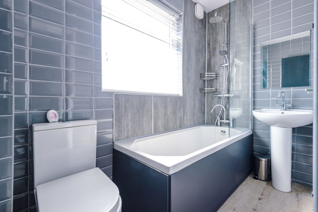 Property photo 3 of 15 37Sr Bathroom