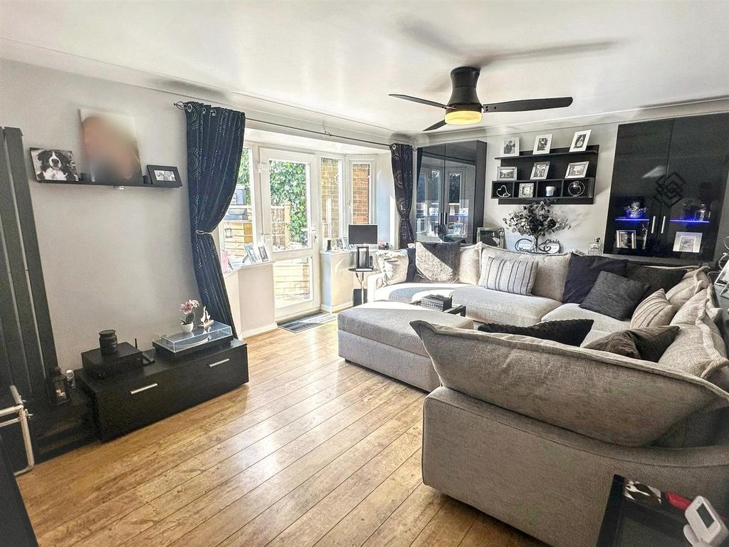 Property photo 3 of 37 Lounge