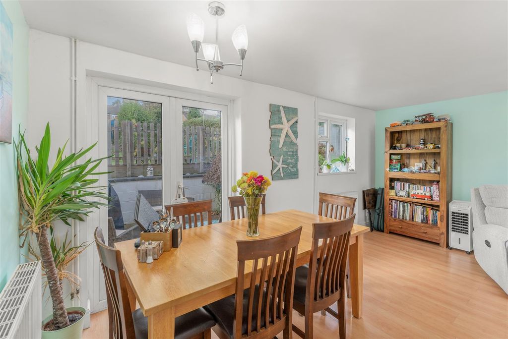 Property photo 3 of 13 22 Western Crescent, Banbury-7.Jpg