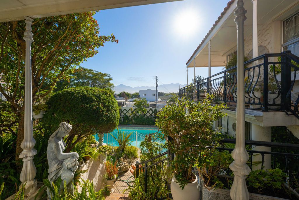 Property photo 2 of 35 Sw1695111