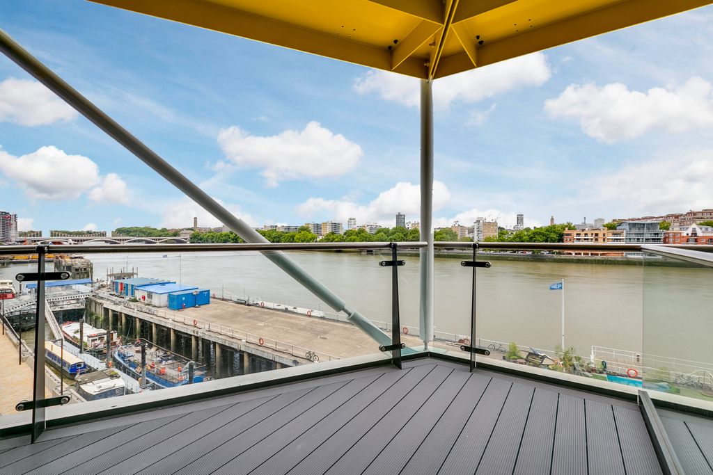Property photo 3 of 10 Balcony