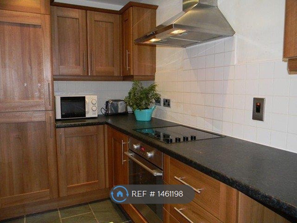 2 bed flat to rent Newtown