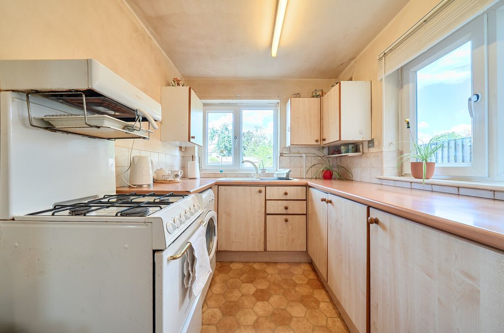 Property photo 3 of 8 Kitchen2