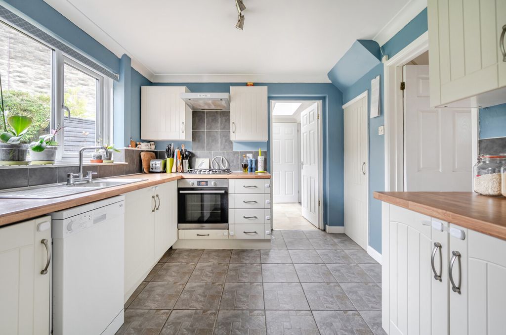 Property photo 3 of 12 1387996-10-6936ee...