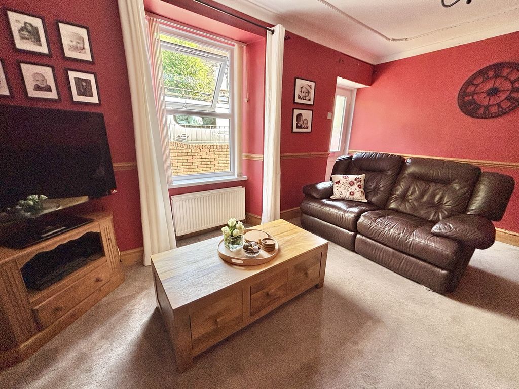 Property photo 3 of 30 Lounge