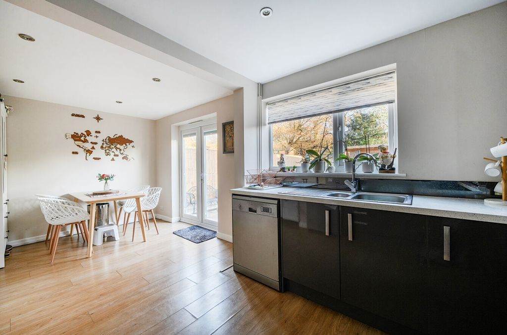 Property photo 2 of 13 1380175-8-692088A...