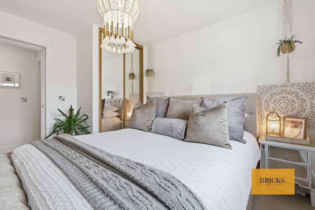 Additional image 14 of 2 bed flat for saleBuckingham Road, Epping CM16