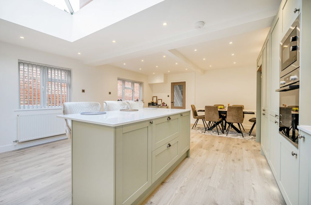 Property photo 3 of 12 1365408-16-68E7Ba...