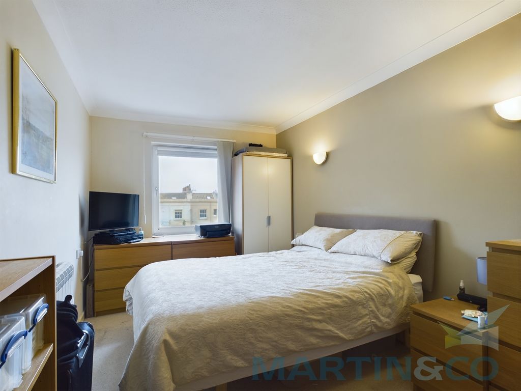 Property photo 3 of 8 Bedroom Pic 1
