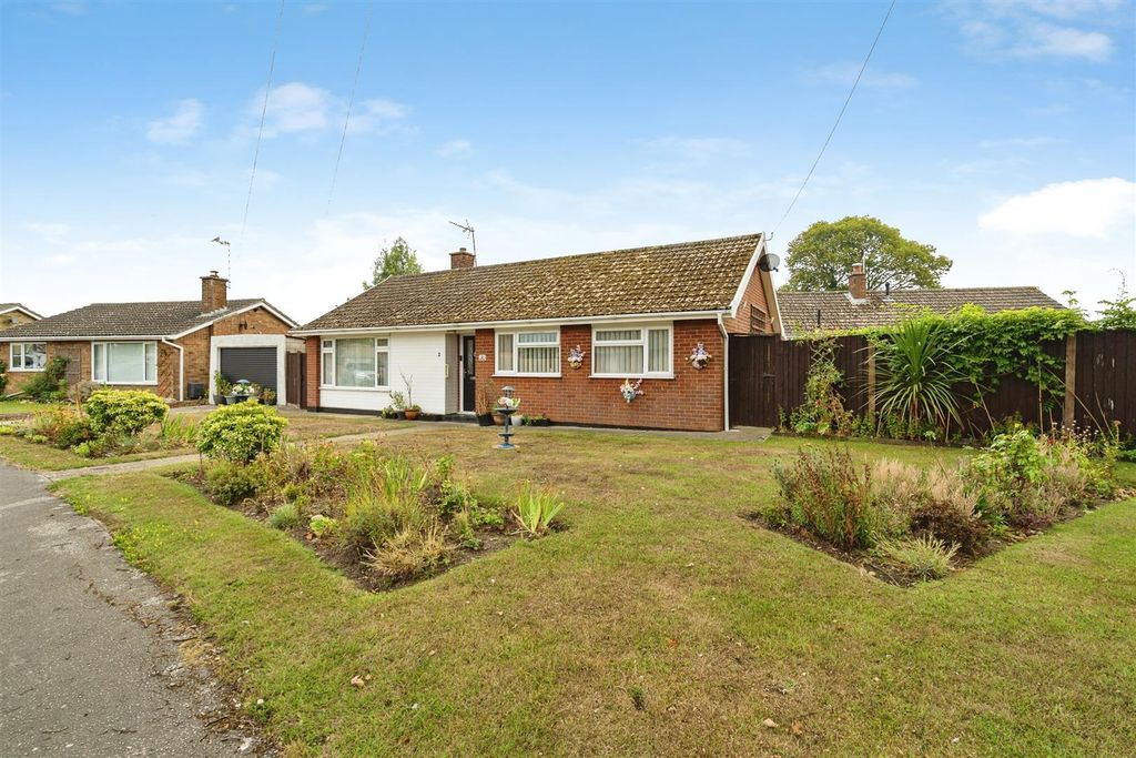 Property photo 1 of 18 Chestnut Carlton Colville  (1).Jpg