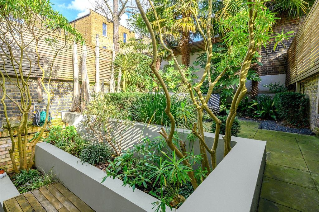 Property photo 3 of 16 Garden