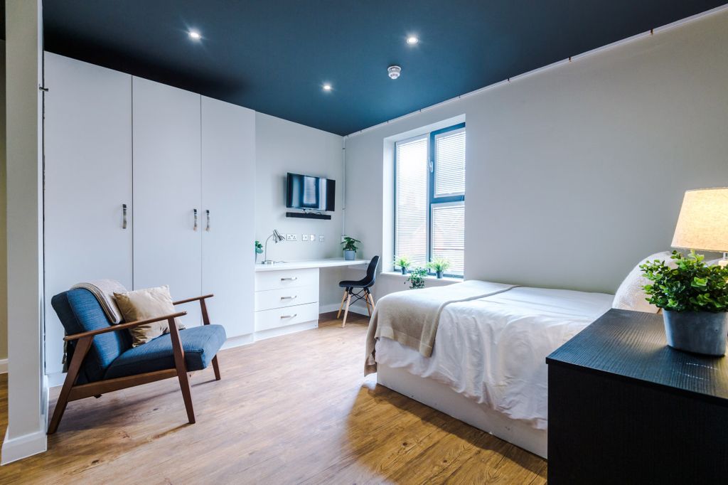 Property photo 2 of 10 Flat 6, Unw, 2