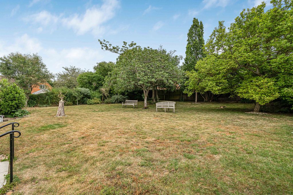 Property photo 2 of 27