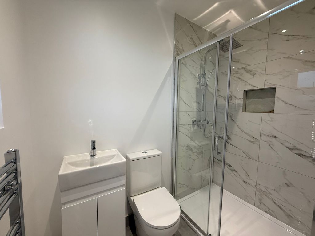 Property photo 3 of 11 Bedroom Ensuite Bathroom