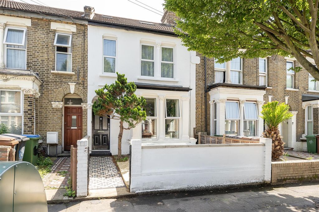 Property photo 1 of 24 Borthwick Road, E15