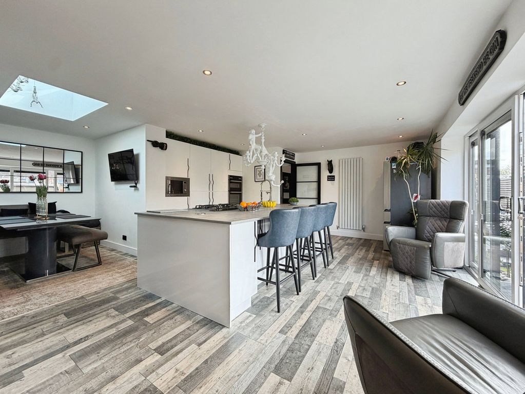 Property photo 2 of 28