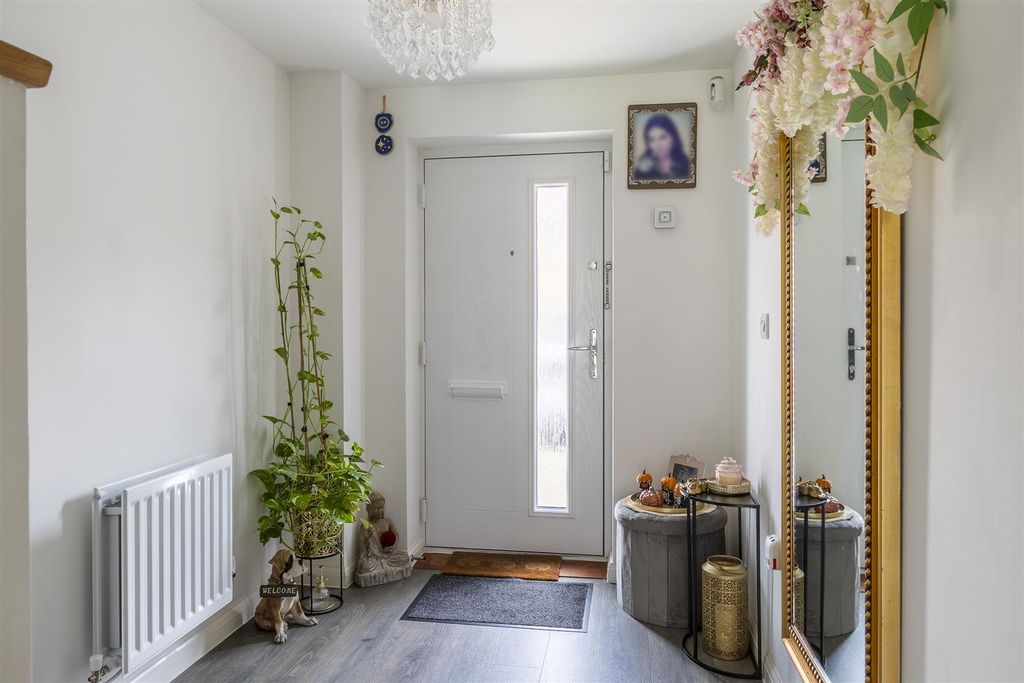 Property photo 2 of 20 Entrance Hall