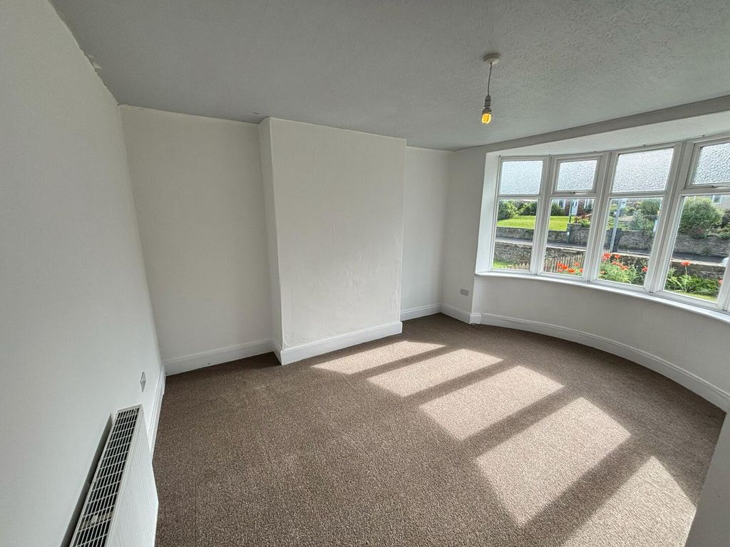 Property photo 3 of 20 Living Room