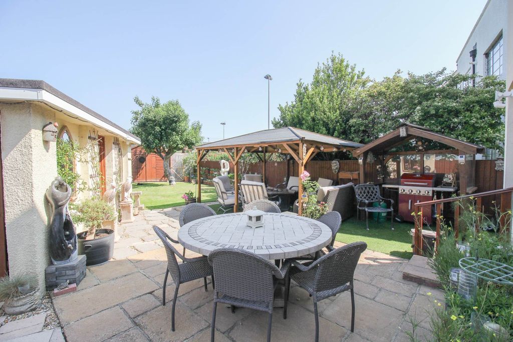 Property photo 2 of 34