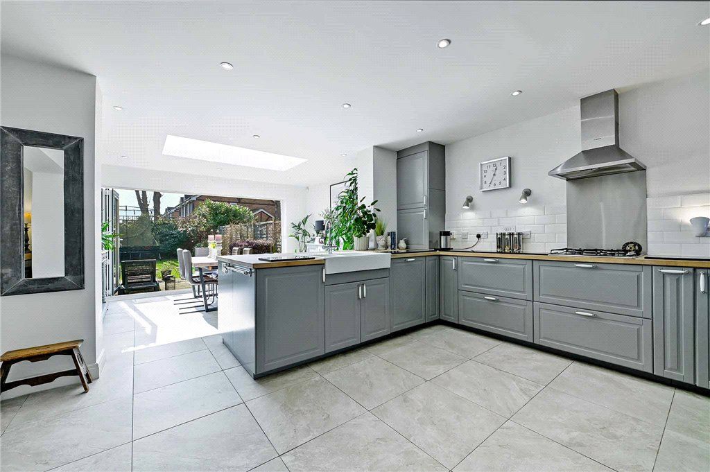 Property photo 3 of 25 Kitchen