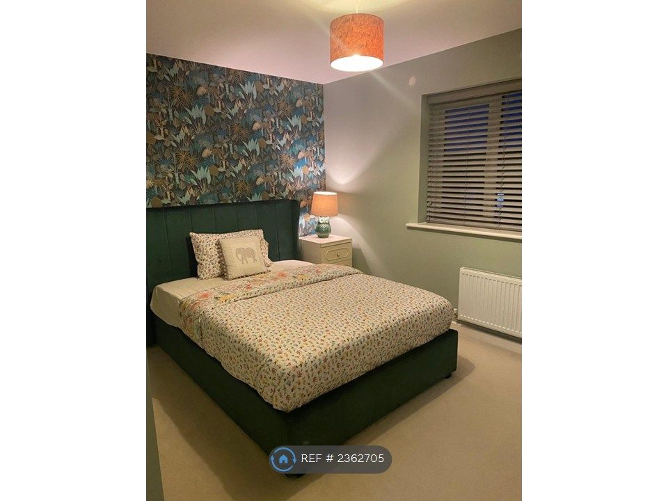 Property photo 2 of 8 Main Large Bedroom