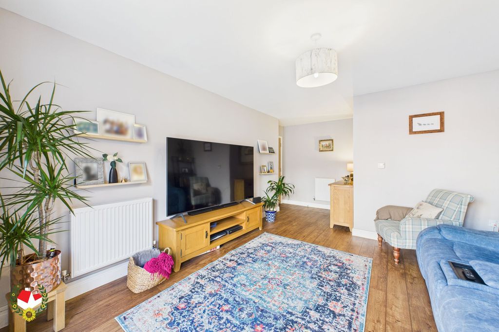 Property photo 3 of 27