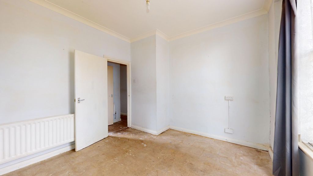 Property photo 3 of 14 Flat A, 31 Buckingham Road, Islington, London, N1 4Hy