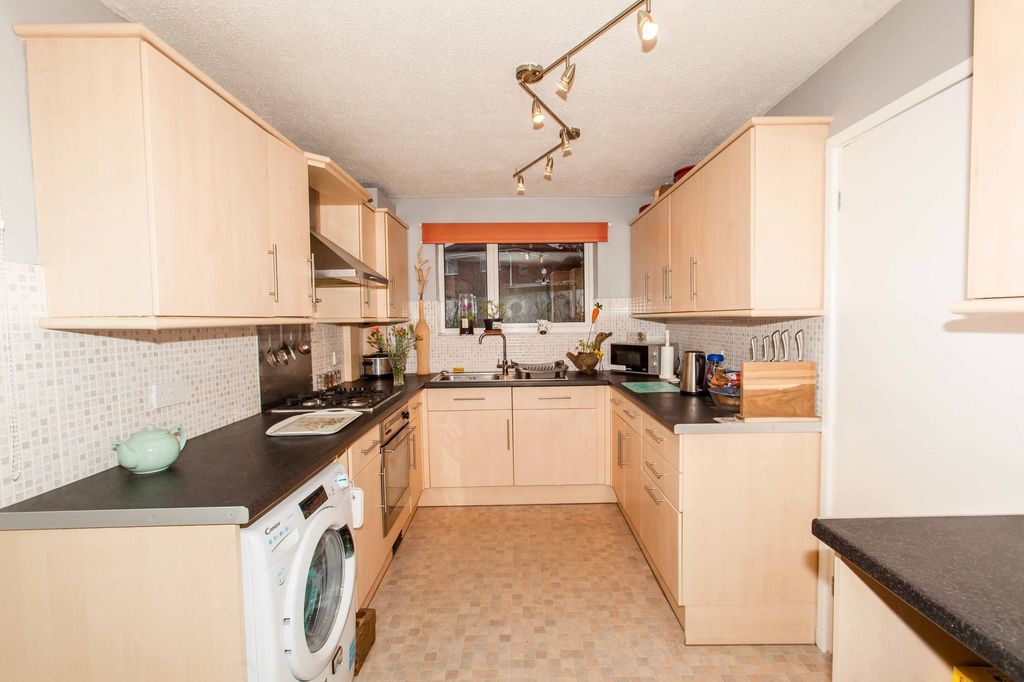 Property photo 2 of 28