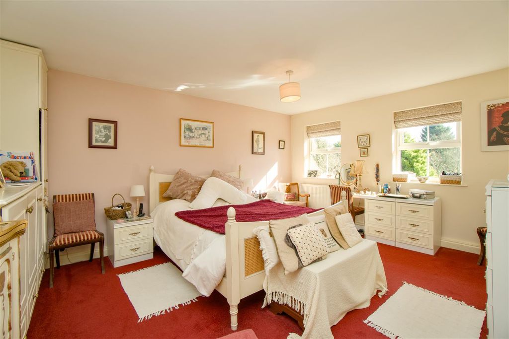 Property photo 3 of 27 Bedroom