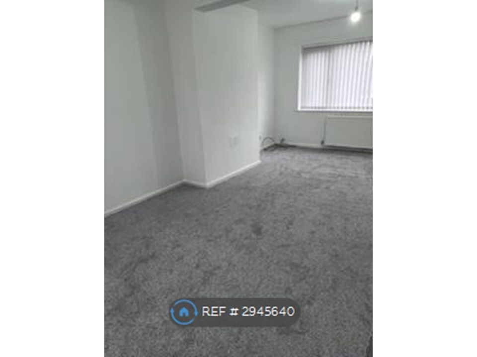 Property photo 2 of 12 Living/Dining Room