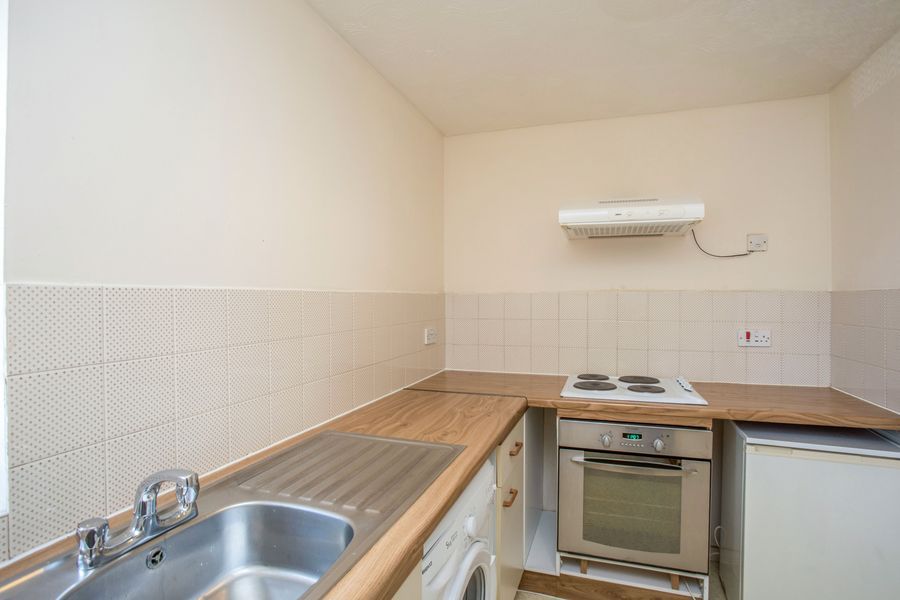 Property photo 3 of 8 F421E318-E954-4361-9