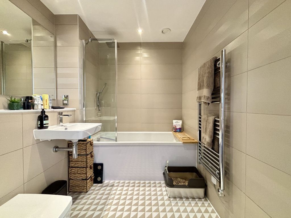 Property photo 3 of 15 Image00008