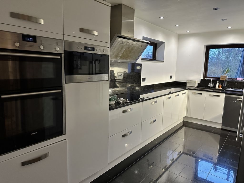 Property photo 2 of 14 Kitchen