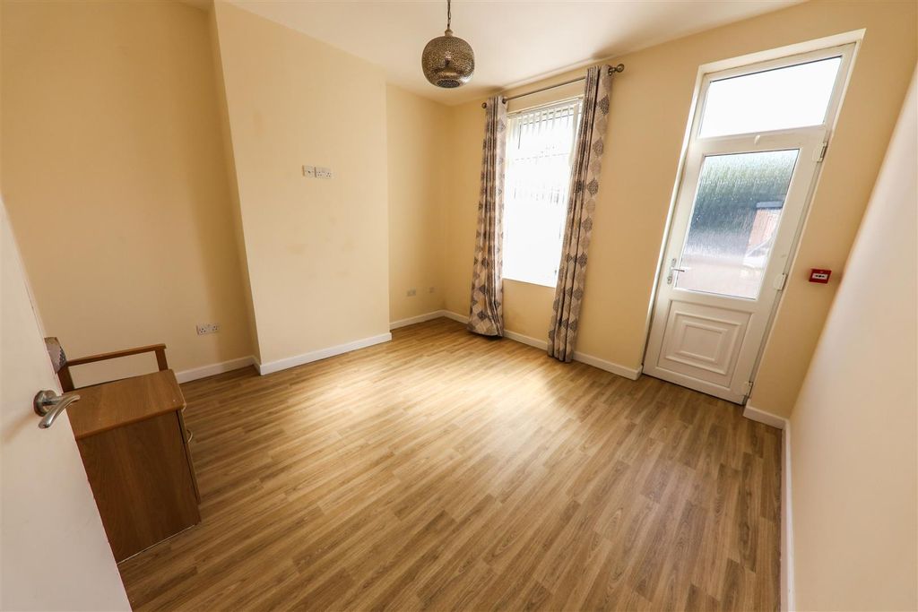 Property photo 2 of 11 Rear Facing Lounge