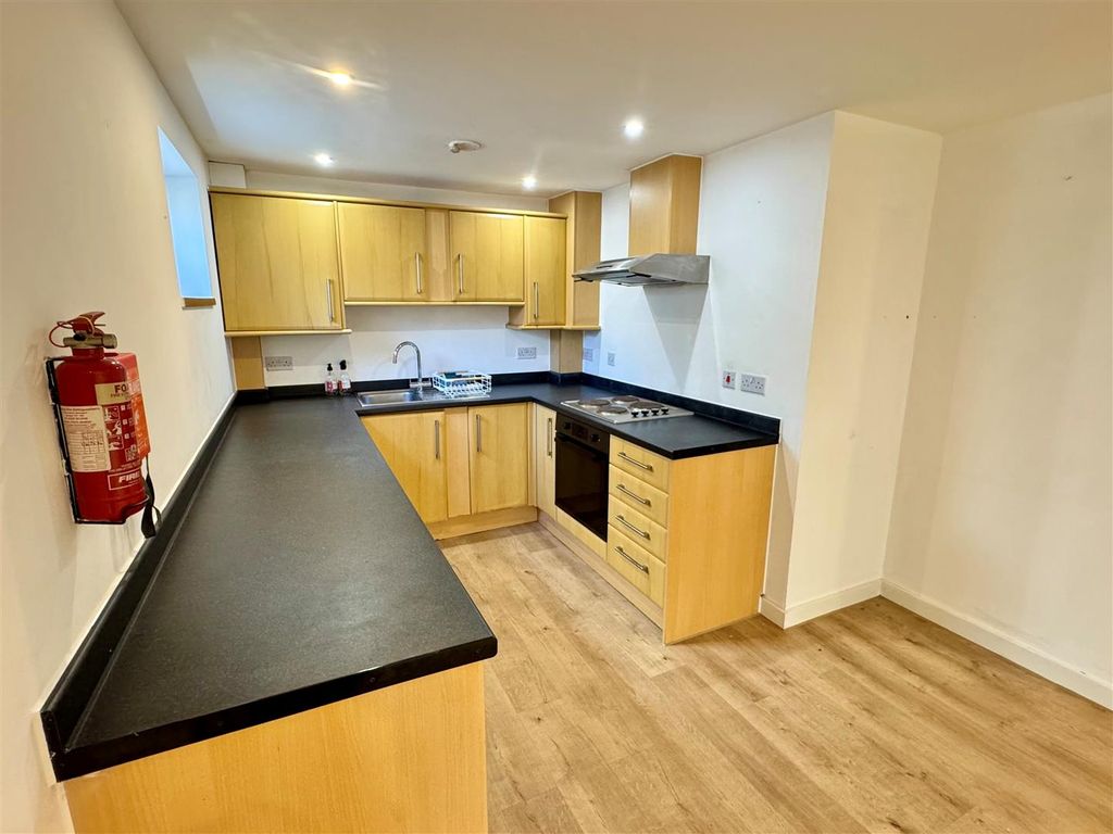 Property photo 3 of 5 Flat 3, 16 Edgcumbe Gardens Kitchen