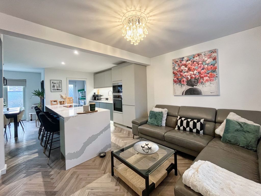 Property photo 2 of 28