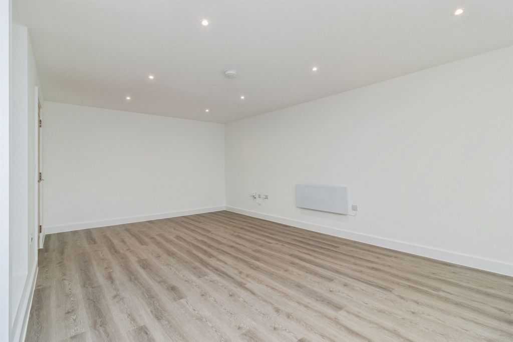 2 bed flat for saleParkers Way, Totnes TQ9 photo 5