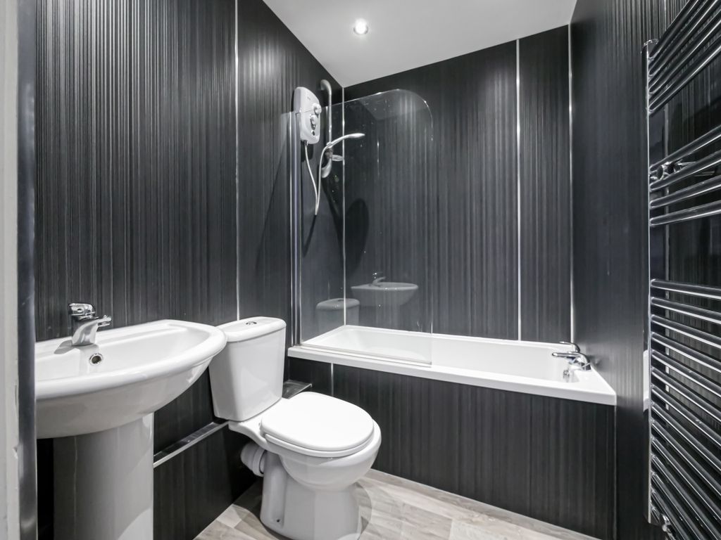 Property photo 3 of 11 Bathroom
