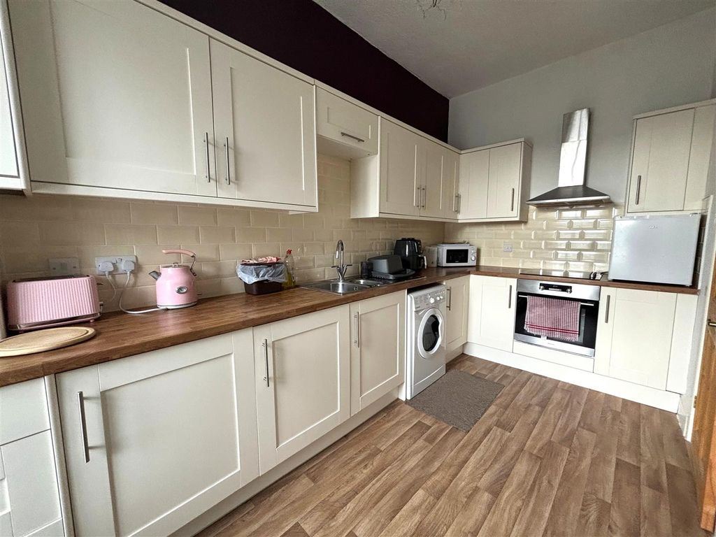 Property photo 3 of 14 Kitchen