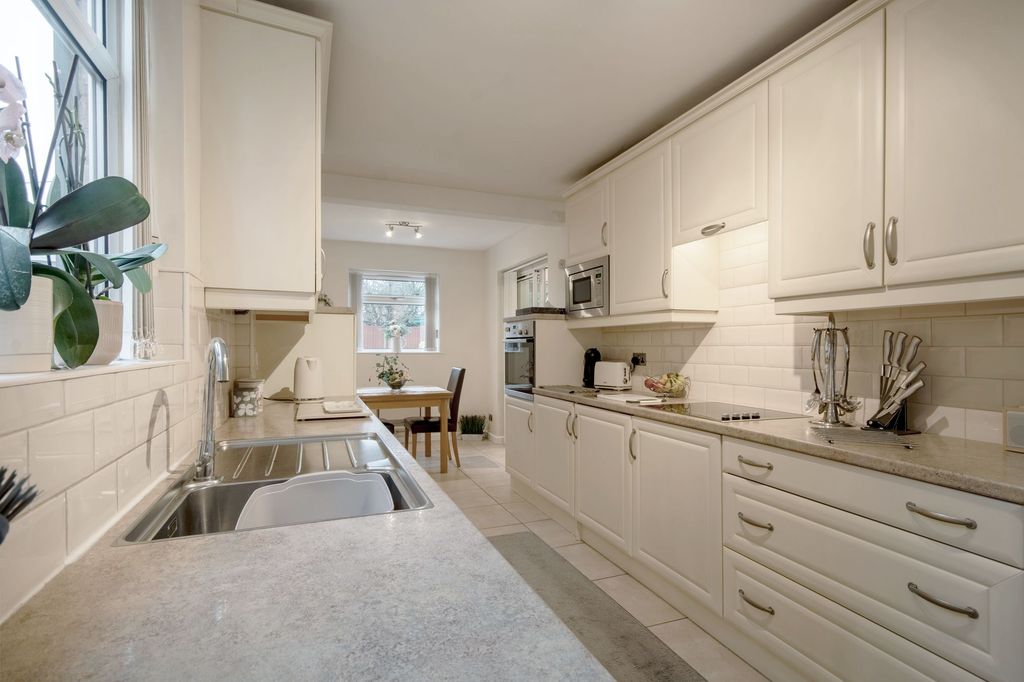 Property photo 2 of 32